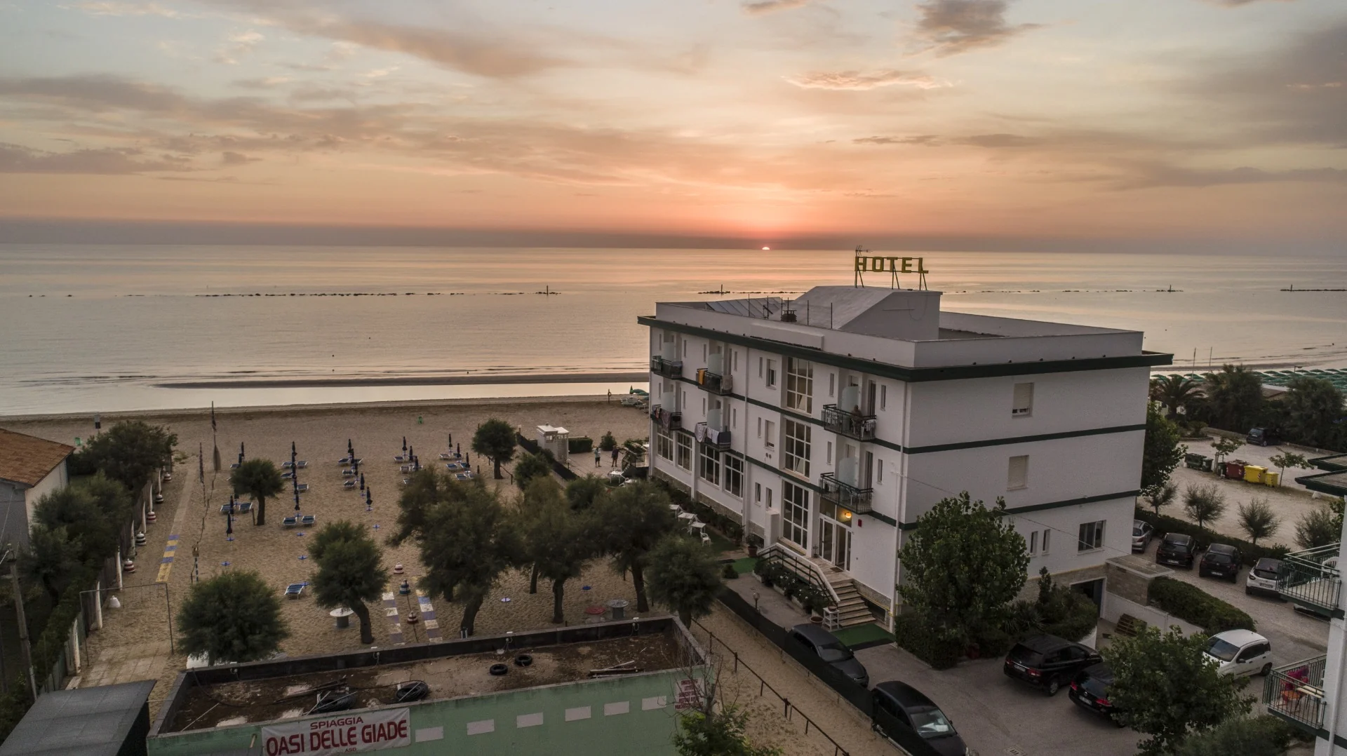 L’Hotel Internazionale affacciato sulla spiaggia di Torrette di Fano all’alba